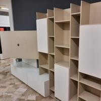 Parete libreria con TV girevole