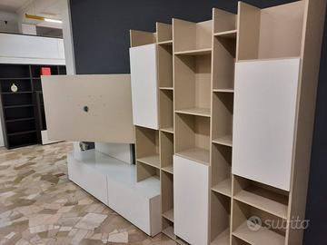 Parete libreria con TV girevole