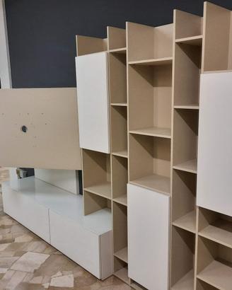 Parete libreria con TV girevole