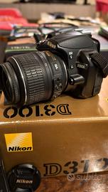 Nikon D3100 con obiettivo Nikon 18-55mm VR