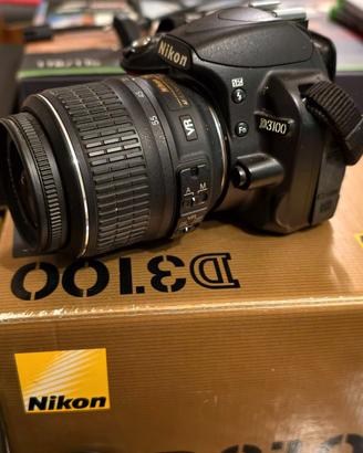 Nikon D3100 con obiettivo Nikon 18-55mm VR