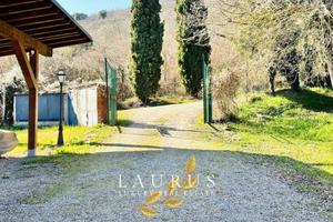 Palazzo / Stabile di 650 m² con più di 5 locali a 