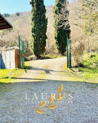 Palazzo / Stabile di 650 m² con più di 5 locali a 