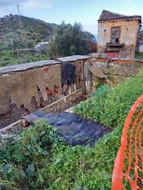 Fabbricato rurale inagibile + terreno edificabile