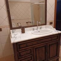 Mobile bagno in legno massello fatto a mano.