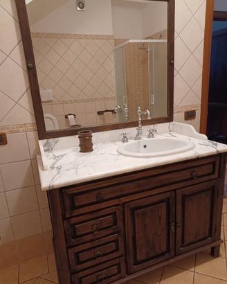 Mobile bagno in legno massello fatto a mano.