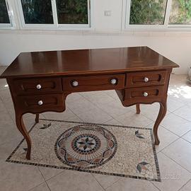 Scrivania in stile color noce