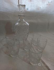Bottiglia per liquori con n. 6 bicchierini.