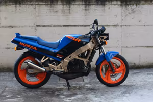 Honda NSR125F blu e nera