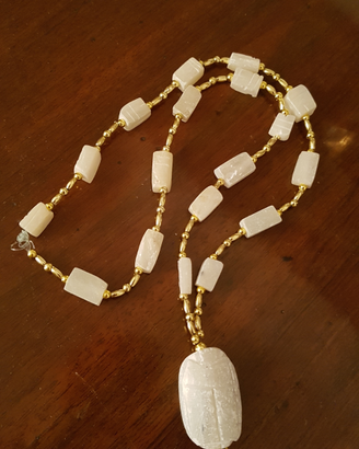 Collana girocollo con pietre intagliate scarabeo