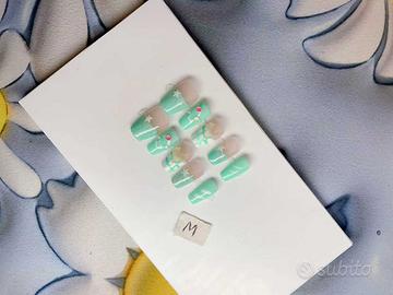 Manicure indossabile realizzata interamente a mano