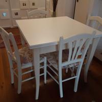 tavolo apribile con 4 sedie