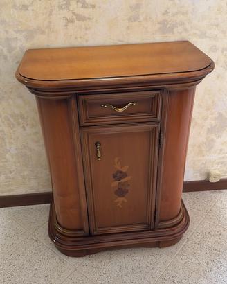 Mobile in legno, elegante e in buone condizioni