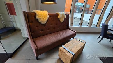 Divano con schienale alto