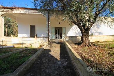 VILLA A SCHIERA A OSTUNI