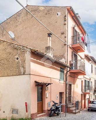 2 LOCALI A TOLFA