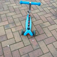 monopattino a 3 ruote