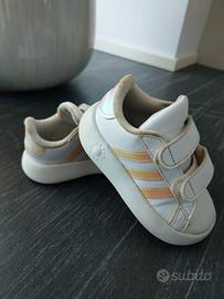 Adidas bimba numero 24 bianche con strisce rosa
