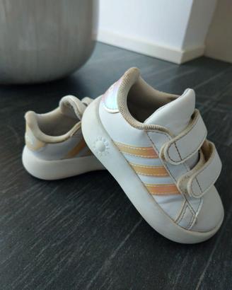 Adidas bimba numero 24 bianche con strisce rosa