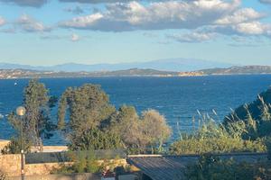 Baia Sardinia, villa bilivelli panoramica sul mare