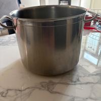 Pentola in acciaio grande