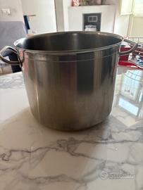 Pentola in acciaio grande