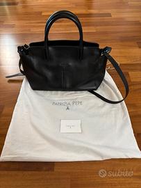 Borsa Patrizia Pepe nera a mano e tracolla