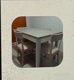 Tavolo e sedie da cucina. 