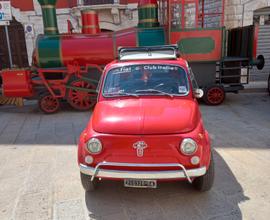 Una fiat 500 rossa fiammante