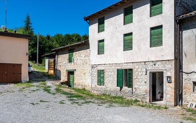 PORZIONE DI CASA TERRACIELO CON TERRENO