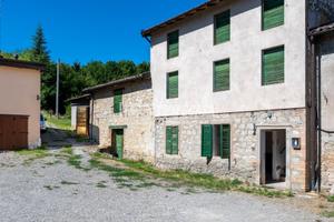 PORZIONE DI CASA TERRACIELO CON TERRENO
