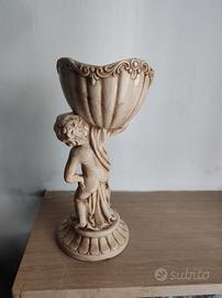 putto con vaso in ceramica