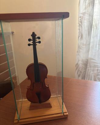 Violino in miniatura in teca di vetro