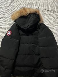 canada goose nero con pelliccia