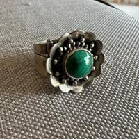Anello in argento e malachite