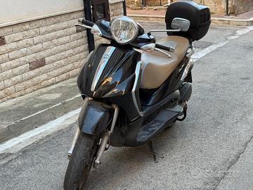 Beverly tourer 300 con bauletto