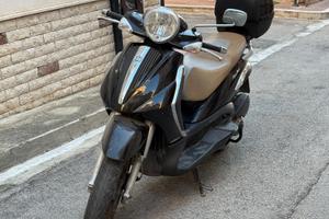 Beverly tourer 300 con bauletto