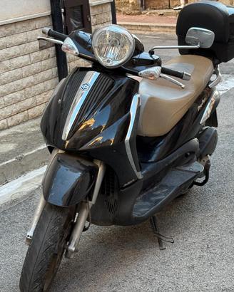 Beverly tourer 300 con bauletto