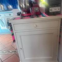 Mobiletto in stile Shabby