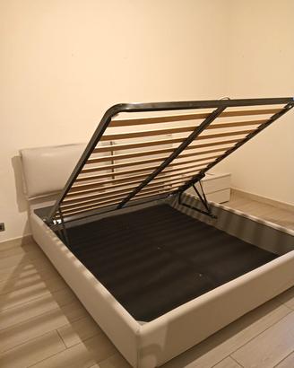 Letto matrimoniale con scomparto 