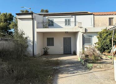 Casa singola bilivelli con doppio cortile