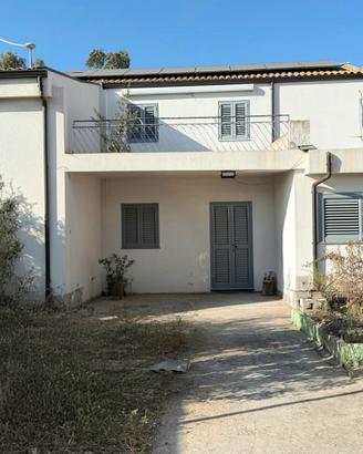 Casa singola bilivelli con doppio cortile