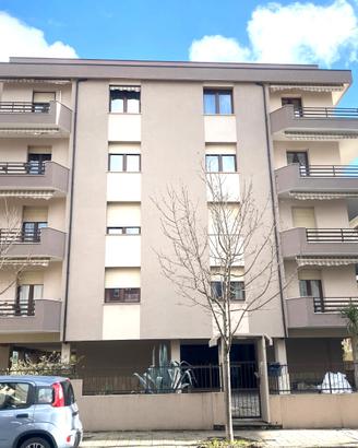 Quadrivano con posto auto in zona Luna e Sole