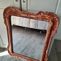 specchio vintage con cornice da restaurare