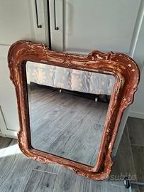 specchio vintage con cornice da restaurare