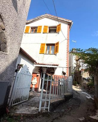 VILLA A SCHIERA D'ANGOLO A SERRA RICCÒ