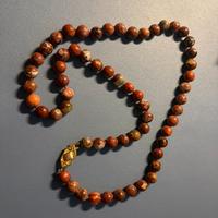 Collana con perle rotonde in diaspro rosso