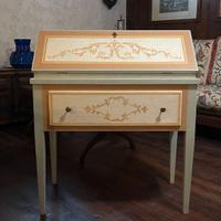 Scrittoio in legno laccato