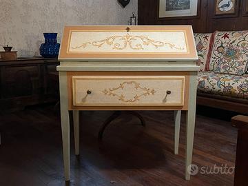 Scrittoio in legno laccato