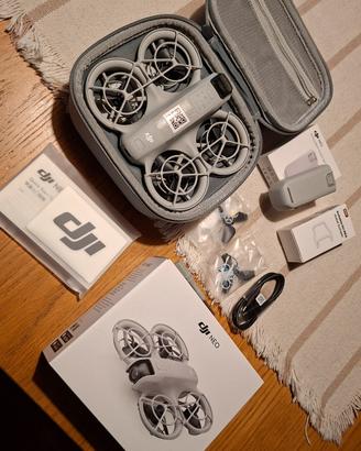 drone DJI Neo + batteria accessori e custodia